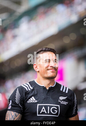 Nuovo Zealands Sonny Bill Williams saluta tifosi durante il 2016 HSBC / Cathay Pacific Hong Kong Sevens, Hong Kong Stadium. Foto Stock