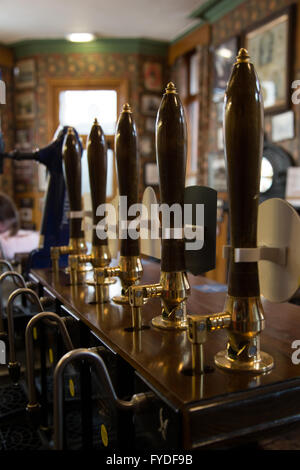 Una vista di English pub Vittoriano/bar Real Ale le pompe da dietro il bancone in Durham, Inghilterra Foto Stock