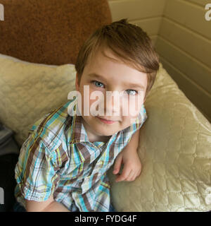 Allegro ritratto di un ragazzino guardando la telecamera. Foto Stock