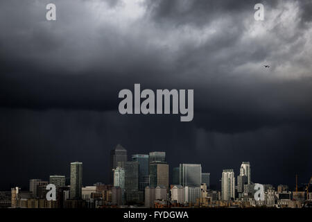 Londra, Regno Unito. Xxv Aprile, 2016. Meteo REGNO UNITO: dark rainy cieli nuvolosi su Canary Wharf business park edifici Credito: Guy Corbishley/Alamy Live News Foto Stock