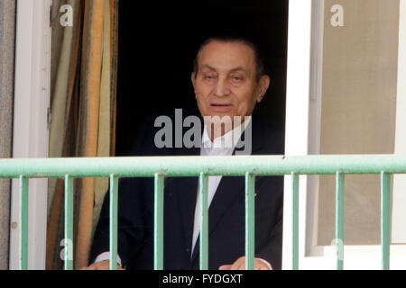 Il Cairo. Xxv Aprile, 2016. Ex Presidente egiziano Hosni Mubarak onde ai suoi sostenitori che si ritrovano davanti a Maadi ospedale militare in cui Mubarak è casa arrestati al Cairo, Egitto il 25 aprile 2016. Credito: Ahmed Gomaa/Xinhua/Alamy Live News Foto Stock