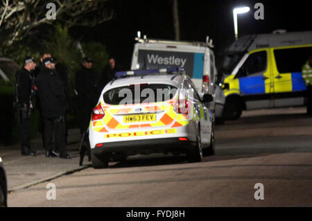 Fareham, Hampshire, Regno Unito. Xxv Aprile, 2016. La polizia ha sigillato una sezione di un quartiere Hampshire. Secondo testimoni oculari, almeno cinque auto della polizia hanno sigillato il Bellfield strada in Titchfieldand sono attualmente in scena. Gli equipaggi di ambulanza ha detto che sono stati messi in standby per l'incidente che coinvolge una preoccupazione per il benessere degli animali e di un adulto di sesso maschile. Ufficiali hanno fissato con nastro adesivo off una zona alla fine della strada e hanno messo in guardia i cittadini a non attraversare per la propria sicurezza. Almeno cinque veicoli della polizia sono alla scena compreso l unità del cane. Credito: uknip/Alamy Live News Foto Stock