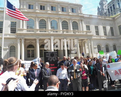 New York, Stati Uniti d'America. Xxv Aprile, 2016. Diritti degli elettori e soppressione degli elettori gruppi lungo con NY Gruppo di Stato membri hanno assistito un rally a NY City Hall oggi in risposta a alla problemi relativi alla scheda di elezioni e lo spurgo degli elettori di destra prima e durante il primario di recente nello Stato di New York. De Blasio ha offerto a bordo delle elezioni di 20 milioni di dollari di oggi anche per attuare le riforme e la "incentivo" finanziamento disponibile per la scheda della città di elezioni potrebbe essere utilizzata se l'agenzia agress per attuare una serie di riforme proposte dal sindaco de Blasio. Credito: PACIFIC PRESS/Alamy Live News Foto Stock