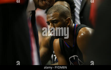 Portland, Oregon, Stati Uniti d'America. Xxv Aprile, 2016. Aprile 25, 2016 - Chris Paul (3) ascolta durante un timeout. Il Portland Trail Blazers ha ospitato il Los Angeles Clippers presso il Centro Moda il 25 aprile 2016. Credito: David Blair/ZUMA filo/Alamy Live News Foto Stock