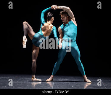 Sydney, Australia. Xxv Aprile, 2016. Il Balletto australiano ha presentato in anteprima la seconda parte, William Forsythe in mezzo, alquanto elevata, tre spogliato-back e ultra-moderni balletti. Viresse dal 26 aprile al 16 maggio a Sydney Opera House. Sydney, Australia. Il 25 aprile, 2016. Credito: Hugh Peterswald/Alamy Live News Foto Stock