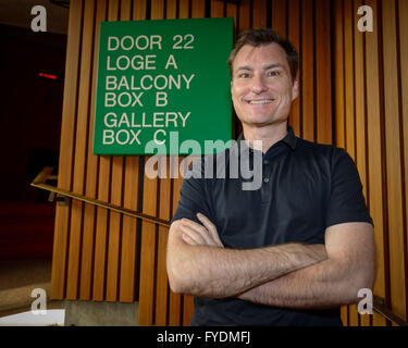 Sydney, Australia. Xxv Aprile, 2016. Australian Ballet Direttore Artistico, David McAllister nella foto al di fuori del Joan Sutherland teatro? Durante le prove per la Vitesse. Viresse svolge dal 26 aprile al 16 maggio a Sydney Opera House. Sydney, Australia. Il 25 aprile, 2016. Credito: Hugh Peterswald/Alamy Live News Foto Stock