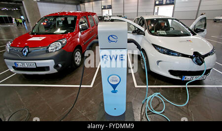 Un veicolo RENAULT Kangoo Rapid Maxi Z.E. (L) e una Renault Zoe Z.E. (R) a poli di carica in una sala per esposizioni durante una conferenza per electromobility a Lipsia (Sassonia), Germania, 14 aprile 2016. I veicoli di serie vengono alimentati solo da elettricità. Foto: Jan Woitas/dpa Foto Stock