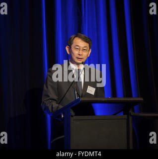 Sydney, Australia. 26 apr, 2016. Il vice direttore generale della Cina di Xiamen ufficio comunale della convenzione e affari esposizioni Qiu Guoyue offre un discorso durante una vetrina della Cina Fiera internazionale per gli investimenti e gli scambi commerciali (CIFIT) a Sydney in Australia, 26 aprile 2016. Australia sarà al centro della scena al CIFIT nel sud-est della Cina di Xiamen durante il mese di settembre 2016. Un totale di 50 società australiane e gruppi del settore sono tenuti a partecipare all'expo. © Hongye Zhu/Xinhua/Alamy Live News Foto Stock