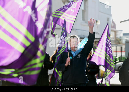 Brighton, Regno Unito. Il 26 aprile, 2016. Centinaia di manifestanti unire i medici in formazione e i membri di Unison al di fuori del Royal Sussex County Hospital di Brighton questa mattina la prima mattina dei medici in formazione tutti in sciopero per due giorni in Inghilterra Credito: Simon Dack/Alamy Live News Foto Stock