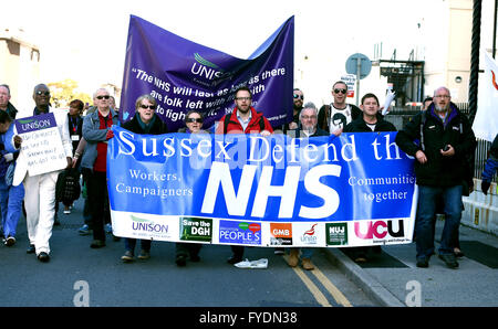 Brighton, Regno Unito. Il 26 aprile, 2016. Centinaia di manifestanti unire i medici in formazione e i membri di Unison al di fuori del Royal Sussex County Hospital di Brighton questa mattina la prima mattina dei medici in formazione tutti in sciopero per due giorni in Inghilterra Credito: Simon Dack/Alamy Live News Foto Stock