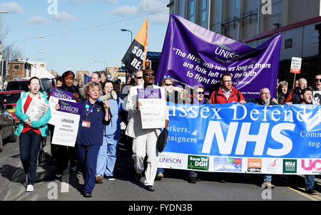 Brighton, Regno Unito. Il 26 aprile, 2016. Centinaia di manifestanti unire i medici in formazione e i membri di Unison al di fuori del Royal Sussex County Hospital di Brighton questa mattina la prima mattina dei medici in formazione tutti in sciopero per due giorni in Inghilterra Credito: Simon Dack/Alamy Live News Foto Stock