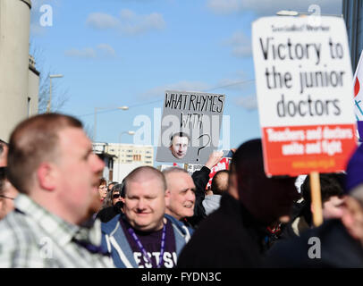 Brighton, Regno Unito. Il 26 aprile, 2016. Centinaia di manifestanti unire i medici in formazione e i membri di Unison al di fuori del Royal Sussex County Hospital di Brighton questa mattina la prima mattina dei medici in formazione tutti in sciopero per due giorni in Inghilterra Credito: Simon Dack/Alamy Live News Foto Stock