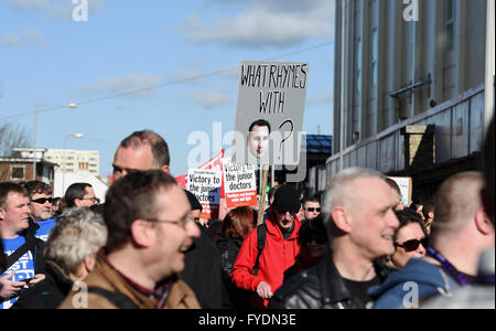 Brighton, Regno Unito. Il 26 aprile, 2016. Centinaia di manifestanti unire i medici in formazione e i membri di Unison al di fuori del Royal Sussex County Hospital di Brighton questa mattina la prima mattina dei medici in formazione tutti in sciopero per due giorni in Inghilterra Credito: Simon Dack/Alamy Live News Foto Stock