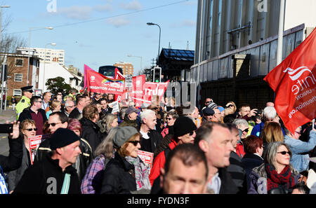 Brighton, Regno Unito. Il 26 aprile, 2016. Centinaia di manifestanti unire i medici in formazione e i membri di Unison al di fuori del Royal Sussex County Hospital di Brighton questa mattina la prima mattina dei medici in formazione tutti in sciopero per due giorni in Inghilterra Credito: Simon Dack/Alamy Live News Foto Stock