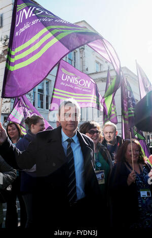 Brighton, Regno Unito. Il 26 aprile, 2016. Dave Prentis il Segretario generale di Unison unisce i dimostranti e i medici al di fuori della Royal Sussex County Hospital di Brighton questa mattina la prima mattina dei medici in formazione tutti in sciopero per due giorni in Inghilterra Credito: Simon Dack/Alamy Live News Foto Stock