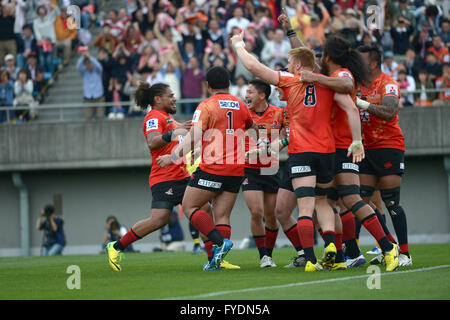 Sunwolves team group, Aprile 23, 2016 - Rugby : Aprile 23, 2016 - Rugby : i giocatori Sunwolves celebrano il loro punteggio team Terza prova da Harumichi Tatekawa alla fine del secondo semestre durante il Super partita di rugby tra Sunwolves 38-26 Jaguares al Prince Chichibu Memorial Stadium di Tokyo, Giappone. (Foto di ESTREMO ORIENTE PREMERE/AFLO) Foto Stock