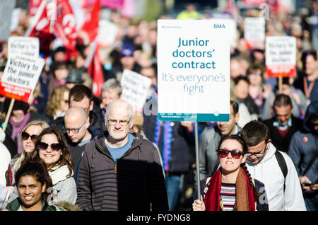 Brighton, Regno Unito. Il 26 aprile 2016. Sussex difendere il NHS Marzo al Royal Sussex County Hospital dal centro di Brighton, il luogo per l'unisono Health Conference. Il rally, supportato da Unison delegati, è a sostegno dei giovani medici sciopero che li vede il ritiro di manodopera per 18 ore da 8am-5pm il 26 e 27 aprile. Credito: Francesca Moore/Alamy Live News Foto Stock