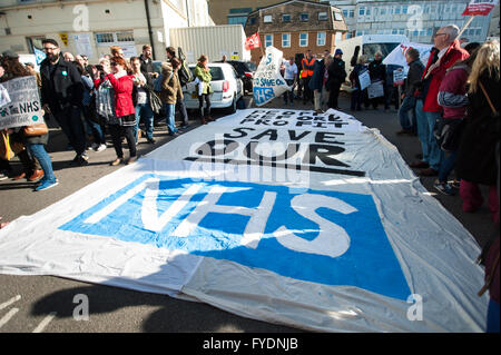 Brighton, Regno Unito. Il 26 aprile 2016. Sussex difendere il NHS Marzo al Royal Sussex County Hospital dal centro di Brighton, il luogo per l'unisono Health Conference. Il rally, supportato da Unison delegati, è a sostegno dei giovani medici sciopero che li vede il ritiro di manodopera per 18 ore da 8am-5pm il 26 e 27 aprile. Credito: Francesca Moore/Alamy Live News Foto Stock