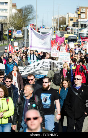 Brighton, Regno Unito. Il 26 aprile 2016. Sussex difendere il NHS Marzo al Royal Sussex County Hospital dal centro di Brighton, il luogo per l'unisono Health Conference. Il rally, supportato da Unison delegati, è a sostegno dei giovani medici sciopero che li vede il ritiro di manodopera per 18 ore da 8am-5pm il 26 e 27 aprile. Credito: Francesca Moore/Alamy Live News Foto Stock