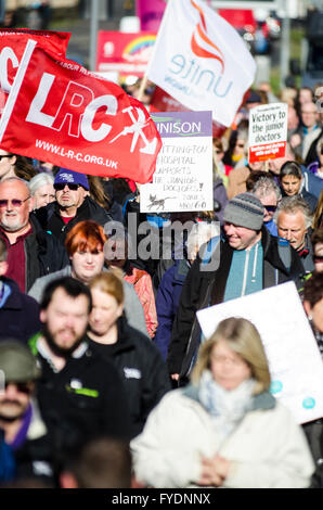 Brighton, Regno Unito. Il 26 aprile 2016. Sussex difendere il NHS Marzo al Royal Sussex County Hospital dal centro di Brighton, il luogo per l'unisono Health Conference. Il rally, supportato da Unison delegati, è a sostegno dei giovani medici sciopero che li vede il ritiro di manodopera per 18 ore da 8am-5pm il 26 e 27 aprile. Credito: Francesca Moore/Alamy Live News Foto Stock