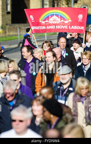 Brighton, Regno Unito. Il 26 aprile 2016. Sussex difendere il NHS Marzo al Royal Sussex County Hospital dal centro di Brighton, il luogo per l'unisono Health Conference. Il rally, supportato da Unison delegati, è a sostegno dei giovani medici sciopero che li vede il ritiro di manodopera per 18 ore da 8am-5pm il 26 e 27 aprile. Credito: Francesca Moore/Alamy Live News Foto Stock