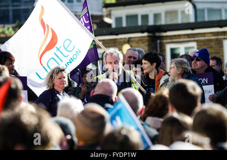 Brighton, Regno Unito. Il 26 aprile 2016. Sussex difendere il NHS Marzo al Royal Sussex County Hospital dal centro di Brighton, il luogo per l'unisono Health Conference. Il rally, supportato da Unison delegati, è a sostegno dei giovani medici sciopero che li vede il ritiro di manodopera per 18 ore da 8am-5pm il 26 e 27 aprile. Credito: Francesca Moore/Alamy Live News Foto Stock