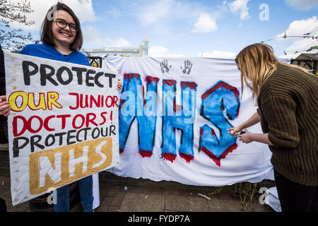 Londra, Regno Unito. Il 26 aprile, 2016. NHS medici in formazione al di fuori di Lewisham Hospital come cominciano una storica industriale lo sciopero rifiutando tutte le cure di emergenza da 8am-5pm oltre 48 ore in segno di protesta contro il Segretario di Stato per la salute Jeremy Hunt nuove sette giorni di credito contratto: Guy Corbishley/Alamy Live News Foto Stock