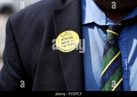 Brighton Regno Unito 26 aprile 2016 - Membri del RMT Unione sul picchetto fuori linea Stazione Ferroviaria di Brighton oggi come essi detengono un colpo su Southern GTR la proposta di rimuovere alcuni conduttori da treni Credito: Simon Dack/Alamy Live News Foto Stock