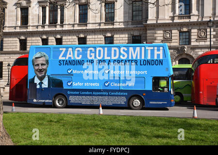 La piazza del Parlamento, Londra, Regno Unito. Il 26 aprile 2016. Il sindaco di Londra bus campagna spot per Zac Goldsmith candidato conservatore. Foto Stock