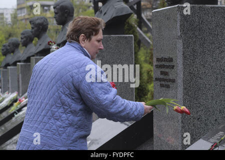 Kiev, Ucraina. 26 apr, 2016. Gli ucraini fiori di laici per il monumento di coloro che sono stati uccisi durante lavori di pulizia dopo la centrale nucleare di Cernobyl disastro, in Kiev, Ucraina, 26 aprile 2016. Il 26 aprile 1986 il n. 4 il reattore di Cernobil blew apart. Rivolta verso il disastro nucleare su scala senza precedenti autorità sovietiche hanno cercato di contenere la situazione inviando migliaia di mal equipaggiato di uomini in un vortice radioattivi. Gli uomini appena è durato più di un paio di settimane di sofferenza persistente morte dolorosa. Credito: ZUMA Press, Inc./Alamy Live News Foto Stock