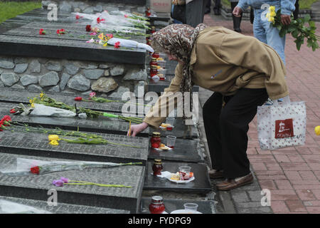 Kiev, Ucraina. 26 apr, 2016. Gli ucraini fiori di laici per il monumento di coloro che sono stati uccisi durante lavori di pulizia dopo la centrale nucleare di Cernobyl disastro, in Kiev, Ucraina, 26 aprile 2016. Il 26 aprile 1986 il n. 4 il reattore di Cernobil blew apart. Rivolta verso il disastro nucleare su scala senza precedenti autorità sovietiche hanno cercato di contenere la situazione inviando migliaia di mal equipaggiato di uomini in un vortice radioattivi. Gli uomini appena è durato più di un paio di settimane di sofferenza persistente morte dolorosa. Credito: ZUMA Press, Inc./Alamy Live News Foto Stock