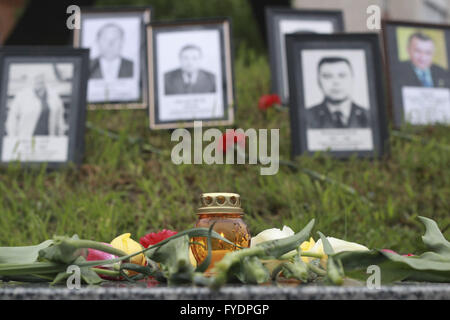 Kiev, Ucraina. 26 apr, 2016. Gli ucraini fiori di laici per il monumento di coloro che sono stati uccisi durante lavori di pulizia dopo la centrale nucleare di Cernobyl disastro, in Kiev, Ucraina, 26 aprile 2016. Il 26 aprile 1986 il n. 4 il reattore di Cernobil blew apart. Rivolta verso il disastro nucleare su scala senza precedenti autorità sovietiche hanno cercato di contenere la situazione inviando migliaia di mal equipaggiato di uomini in un vortice radioattivi. Gli uomini appena è durato più di un paio di settimane di sofferenza persistente morte dolorosa. Credito: ZUMA Press, Inc./Alamy Live News Foto Stock