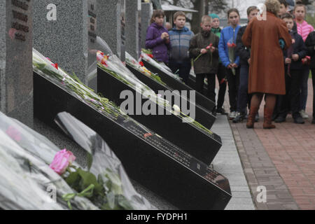 Kiev, Ucraina. 26 apr, 2016. Gli ucraini fiori di laici per il monumento di coloro che sono stati uccisi durante lavori di pulizia dopo la centrale nucleare di Cernobyl disastro, in Kiev, Ucraina, 26 aprile 2016. Il 26 aprile 1986 il n. 4 il reattore di Cernobil blew apart. Rivolta verso il disastro nucleare su scala senza precedenti autorità sovietiche hanno cercato di contenere la situazione inviando migliaia di mal equipaggiato di uomini in un vortice radioattivi. Gli uomini appena è durato più di un paio di settimane di sofferenza persistente morte dolorosa. Credito: ZUMA Press, Inc./Alamy Live News Foto Stock