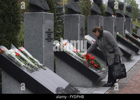 Kiev, Ucraina. 26 apr, 2016. Gli ucraini fiori di laici per il monumento di coloro che sono stati uccisi durante lavori di pulizia dopo la centrale nucleare di Cernobyl disastro, in Kiev, Ucraina, 26 aprile 2016. Il 26 aprile 1986 il n. 4 il reattore di Cernobil blew apart. Rivolta verso il disastro nucleare su scala senza precedenti autorità sovietiche hanno cercato di contenere la situazione inviando migliaia di mal equipaggiato di uomini in un vortice radioattivi. Gli uomini appena è durato più di un paio di settimane di sofferenza persistente morte dolorosa. Credito: ZUMA Press, Inc./Alamy Live News Foto Stock