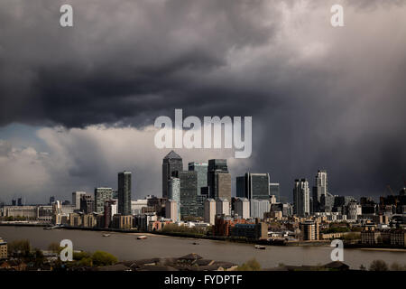 Londra, Regno Unito. Il 26 aprile, 2016. Regno Unito: Meteo nuvole scure e piovoso cieli di Canary Wharf business park edifici Credito: Guy Corbishley/Alamy Live News Foto Stock