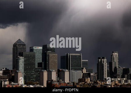 Londra, Regno Unito. Il 26 aprile, 2016. Regno Unito: Meteo nuvole scure e piovoso cieli di Canary Wharf business park edifici Credito: Guy Corbishley/Alamy Live News Foto Stock