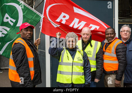 Londra, Regno Unito. Il 26 aprile, 2016. Membri della RMT unione sulla linea di picchetto a Victoria station durante uno sciopero su modifiche pianificate per il ruolo di conduttori o le protezioni, sui treni del sud. Credito: Mark Kerrison/Alamy Live News Foto Stock