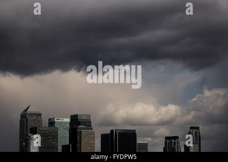 Londra, Regno Unito. Il 26 aprile, 2016. Regno Unito: Meteo nuvole scure e piovoso cieli di Canary Wharf business park edifici Credito: Guy Corbishley/Alamy Live News Foto Stock