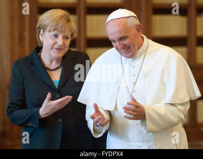 FILE - Dispensa - un file handout foto messe a disposizione da parte del governo federale tedesco mostra il Cancelliere tedesco Angela Merkel (L) accanto al Papa Francesco dopo il loro incontro al Vaticano, 18 maggio 2013. Merkel ha annunciato che saranno presenti quando il Premio Carlo Magno sarà presentata al papa Francesco a Roma, Italia, il 06 maggio 2016. Foto: Piscina/Bundesregierung/Bergmann /dpa Foto Stock