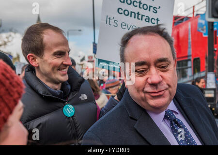 Londra, Regno Unito. Il 26 aprile, 2016. Alex Salmond, SNP MP, parla con i medici per il suo modo di un appearanc eon la politica quotidiana mostra - La linea di picchetto presso il St Thomas' ospedale. I medici lo stadio a 7 giorno tutti fuori lo sciopero, questa volta imncluding incidenti e di copertura di emergenza. Esse sono in battuta contro i nuovi contratti a causa di essere imposto dal Governemnt e il ministro della salute Jeremy Hunt. Esse sono supportate dalla British Medical Association. Credito: Guy Bell/Alamy Live News Foto Stock