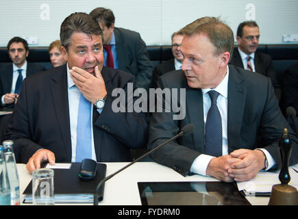 Berlino, Germania. 26 apr, 2016. Sigmar Gabriel, il ministro per gli affari economici e il capo del partito socialdemocratico tedesco (l, SPD) e Thomas Oppermann, presidente della frazione del DOCUP, parlare prima della conferenza di frazione della Spd al Bundestag tedesco a Berlino, Germania, 26 aprile 2016. Foto: BERND VON JUTRCZENKA/dpa/Alamy Live News Foto Stock