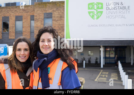 Luton, Regno Unito, 26 aprile 2016. I medici in formazione Pamela Pulido (sinistra) e Sammy Rostampour (destra) in sciopero al di fuori di Luton e Dunstable Hospital. Dr 'Pulido detto: "Molti di noi già venuto in giorni extra che non veniamo pagati, solo per ottenere i nostri numeri fino e ottenere esperienza per i nostri corsi di formazione. Io sono davvero preoccupato per il fatto che non sappiamo nemmeno l'inizio degli effetti negativi che questo contratto avrà sulla formazione a lungo termine. Non ci impedisce di ispirare le nuove generazioni, perché credo che la più grande effetto di questo contratto sarà visto in cinque - dieci anni di tempo." Credito: Philip Kirk/Alamy Live Foto Stock