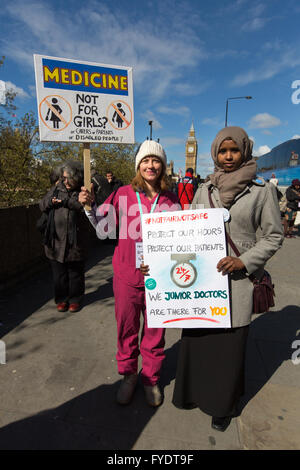 Londra, UK 26 Aprile, 2016. 2 giorni junior dei medici inizia lo sciopero. San Tommaso' Hospital di Londra, Regno Unito. Copyright Carol moiré/Alamy Live News. Foto Stock