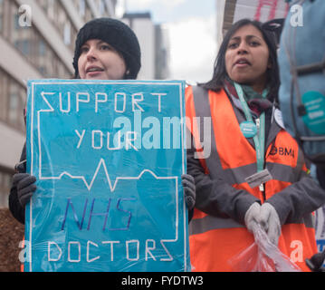 Londra REGNO UNITO IL 26 APRILE 2016, i medici in formazione Banner al di fuori di St Thomas Hospital Credito: Ian Davidson/Alamy Live News Foto Stock