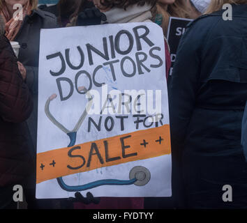 Londra REGNO UNITO 26 Aprill 2016, i medici in formazione Banner al di fuori di St Thomas Hospital Credito: Ian Davidson/Alamy Live News Foto Stock