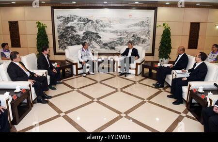 Pechino, Cina. 26 apr, 2016. Zhang Zhijun (R, indietro), capo del Taiwan Ufficio per gli affari del Consiglio di Stato, un incontro con una delegazione di una associazione di Taipei borough chiefs guidati dal mento Rong-hui, presidente dell'associazione, a Pechino, capitale della Cina, 26 aprile 2016. Credito: Chen Yehua/Xinhua/Alamy Live News Foto Stock