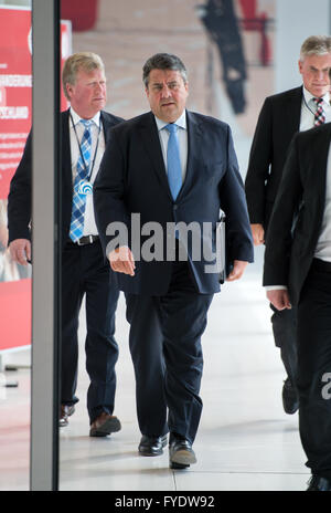 Berlino, Germania. 26 apr, 2016. Sigmar Gabriel, il ministro per gli affari economici e il capo del partito socialdemocratico tedesco (l, SPD), che arrivano per la conferenza di frazione della Spd al Bundestag tedesco a Berlino, Germania, 26 aprile 2016. Foto: BERND VON JUTRCZENKA/dpa/Alamy Live News Foto Stock