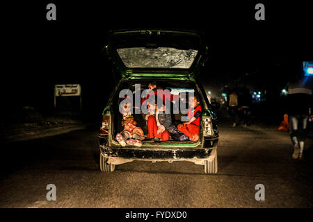 Striscia di Gaza, Khan Yunis, Medio Oriente. Il 26 aprile, 2016. Bambini palestinesi sono visti dal finestrino posteriore della vettura durante il roaming con la loro famiglia in auto sulla strada lungo la riva del mare del Western Khan Younis, serata nel sud della striscia di Gaza. Ahmad Salem/Alamy Live News Foto Stock