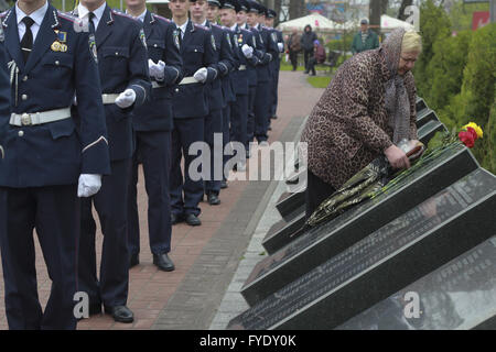 Kiev, Ucraina. 26 apr, 2016. Gli ucraini fiori di laici per il monumento di coloro che sono stati uccisi durante lavori di pulizia dopo la centrale nucleare di Cernobyl disastro. Il 26 aprile 1986 il n. 4 il reattore di Cernobil blew apart. Rivolta verso il disastro nucleare su scala senza precedenti autorità sovietiche hanno cercato di contenere la situazione inviando migliaia di mal equipaggiato di uomini in un vortice radioattivi. Gli uomini appena è durato più di un paio di settimane di sofferenza persistente morte dolorosa. Credito: Nazar Furyk/ZUMA filo/Alamy Live News Foto Stock