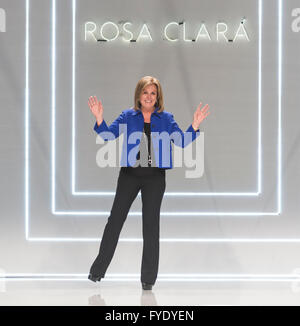 Barcellona, Spagna. Il 26 aprile 2016. Designer Rosa Clará celebra il suo fashion show a Barcellona Bridal Fashion Week. Credito: Victor Puig/Alamy Live News. Foto Stock